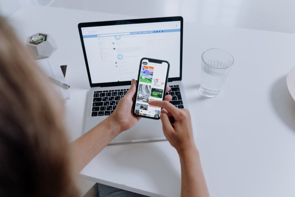 Telegram'in Yeni Stratejisi: WeChat'in İzinden Süper Uygulama Ekosistemine Adım Atıyor 42 pexels cottonbro studio 5077393 Telegram'in Yeni Stratejisi: WeChat'in İzinden Süper Uygulama Ekosistemine Adım Atıyor